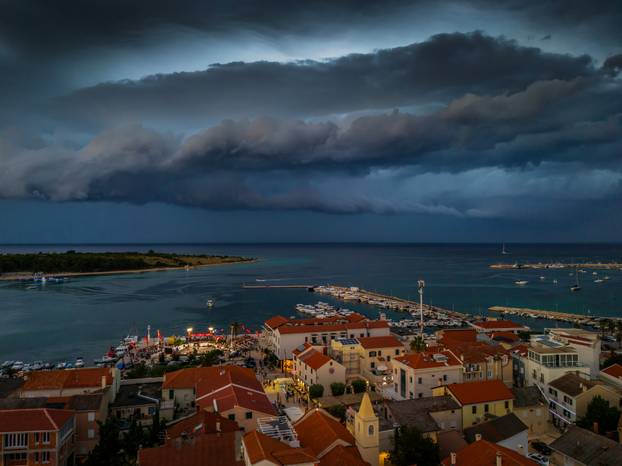 Novalja: Dolazak olujnog nevremena nad Novalju