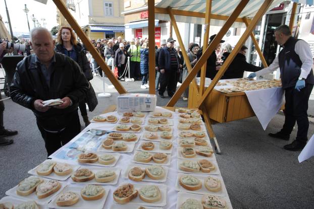 Rijeka: Podjela sendviča sa bakalarom, tunom i lososom na Veliki petak