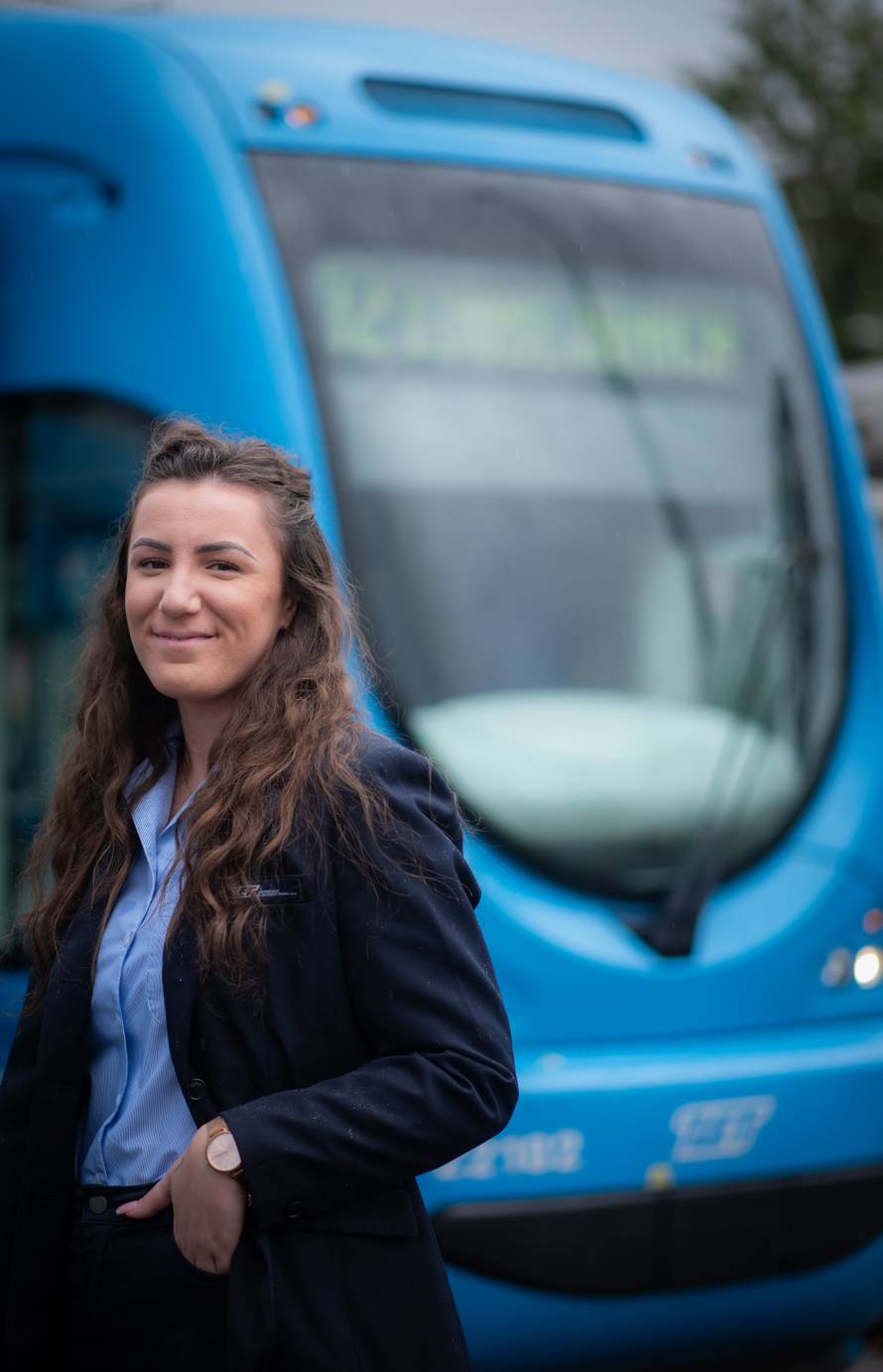 Zagreb: Vozačica tramvaja Matea Bijelić pomogla je slijepom paru preći cestu