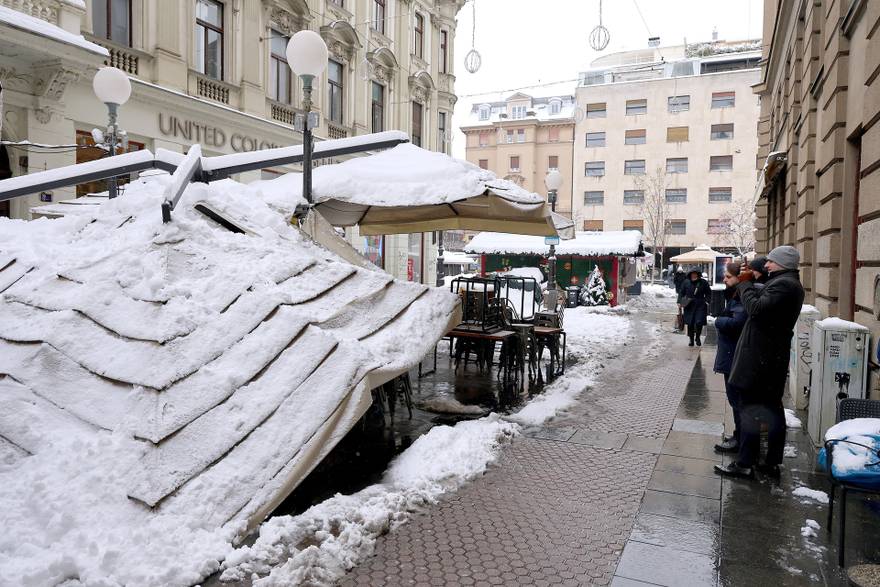 Zagreb: Pod teretom snijega uru&scaron;ila se tenda kafi&cacute;a u Bogovi&cacute;evoj