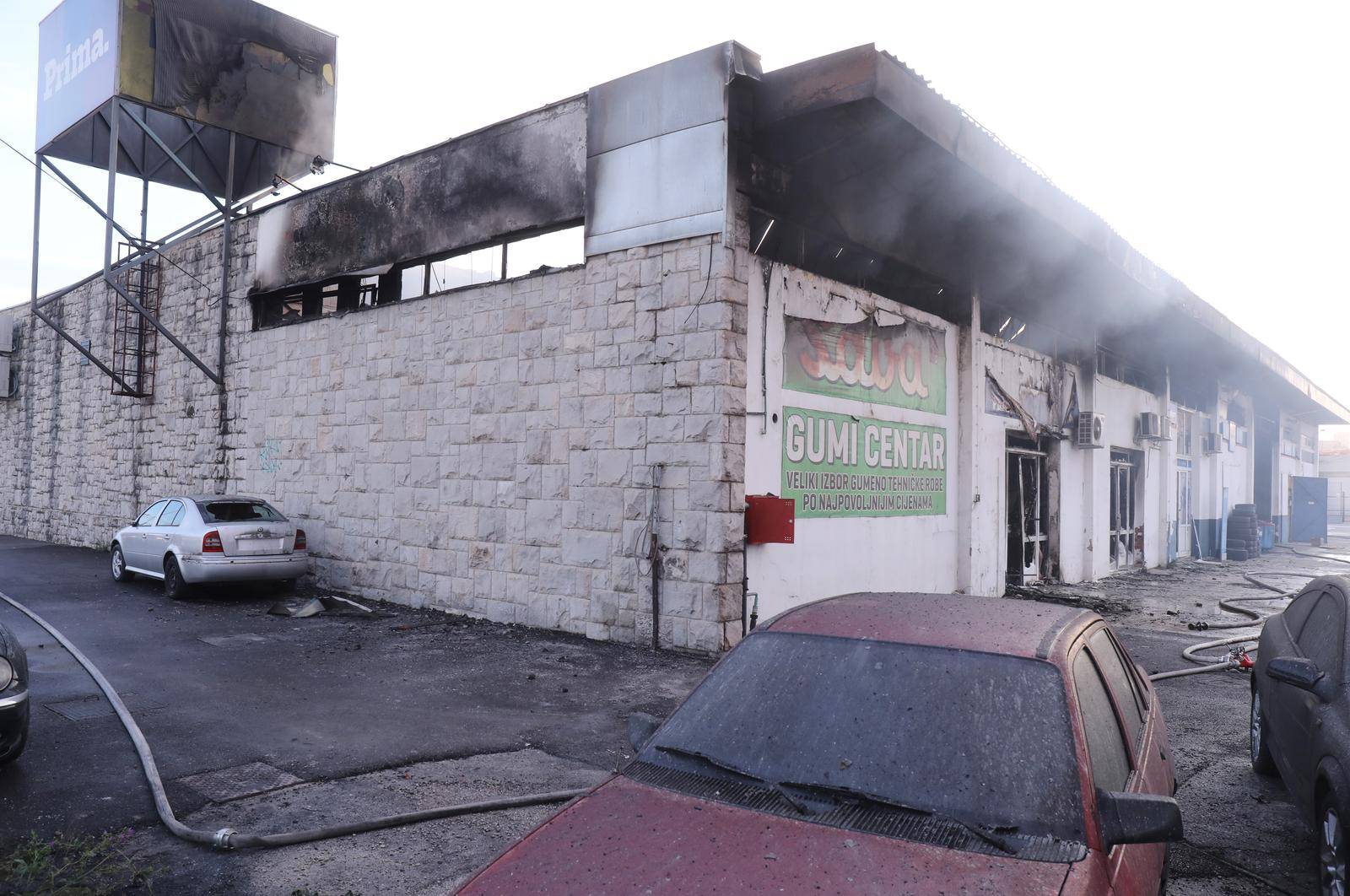 Noćna buktinja u Splitu: Veliki požar izbio u skladištu automobilskih guma