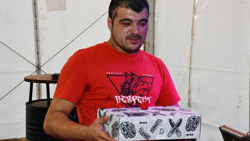 FOTO Znoj je tekao u potocima: Anđelko pojeo najljuće papričice u Slavonskom Brodu