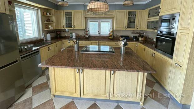 FOTO Iz kuće u more! Ova vila prvi red do mora ima konobu i vinoteku, a evo koliko košta