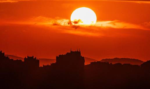 Uhhh... kako li je lijepo. Ovo je bio zalazak sunca nad Splitom...