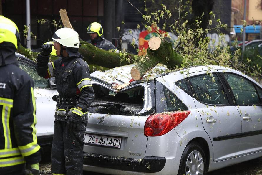 Zagreb:  Nevrijeme i jak vjetar ruše drveće koje pada po automobilima 