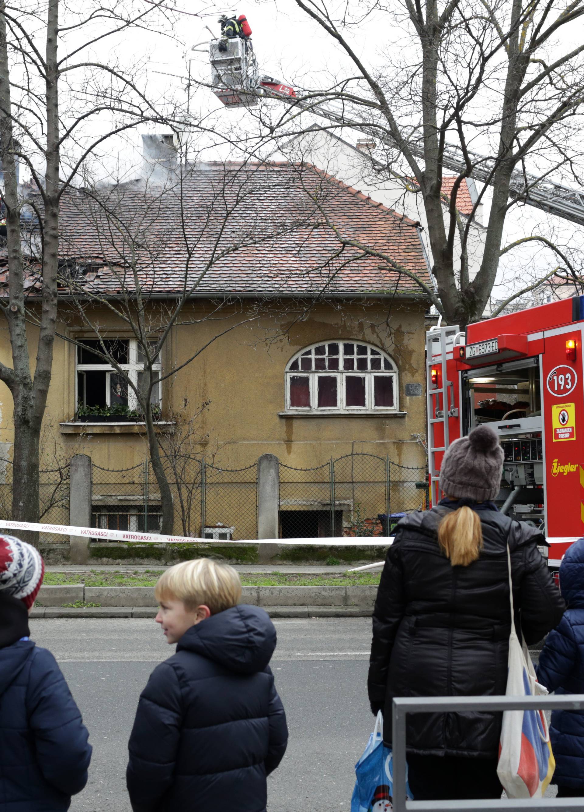 Zagreb: Gorio krov u Petrovoj ulici, gasitelji izvukli čovjeka