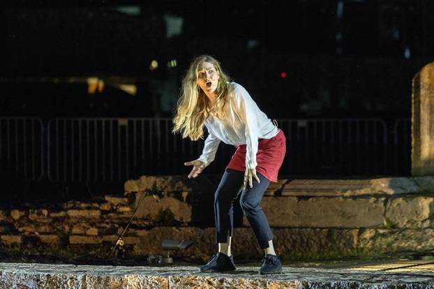 Pula: U Malom rimskom kazalištu odigrana je predstava "Antigona - 2000 godina kasnije"