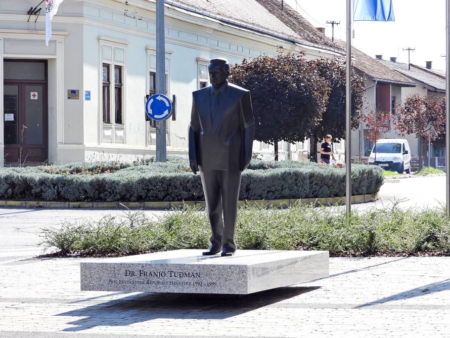 Glina se raspada, a troše preko pola milijuna na Tuđmanov kip