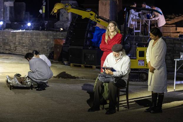 Pula: U Malom rimskom kazalištu odigrana je predstava "Antigona - 2000 godina kasnije"