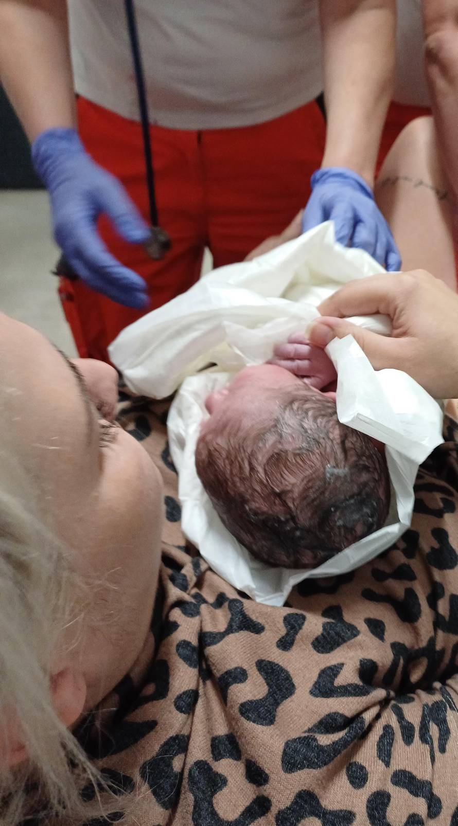 'Tata, pazi, stiže beba!':  Filip i Antonija krenuli su do auta, ali dalje nisu stigli. Noel je bio brži