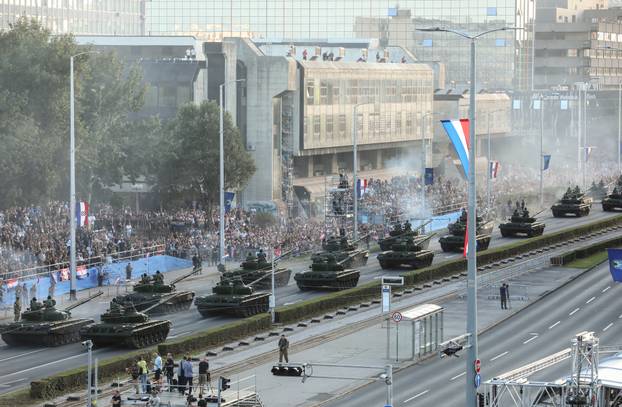 Zagreb: Pogled iz KD Vatroslav Lisinski na vojni mimohod 