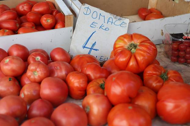 Šibenik: Bogata ponuda vo?a i povr?a na gradskoj tržnici