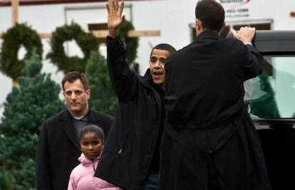 Barack Obama s kćerkama je kupovao božićno drvce