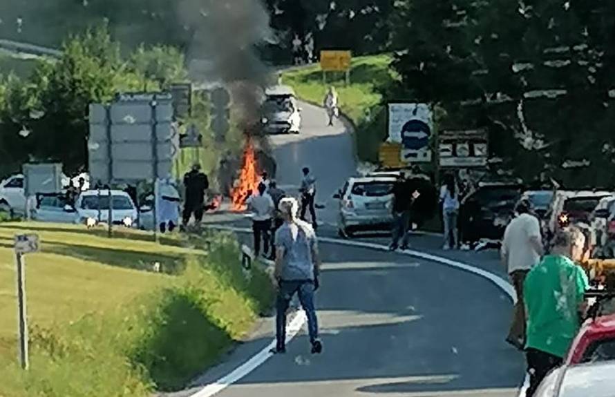 Užas kod Rakovice: Motocikl se zapalio, vozač poginuo u sudaru