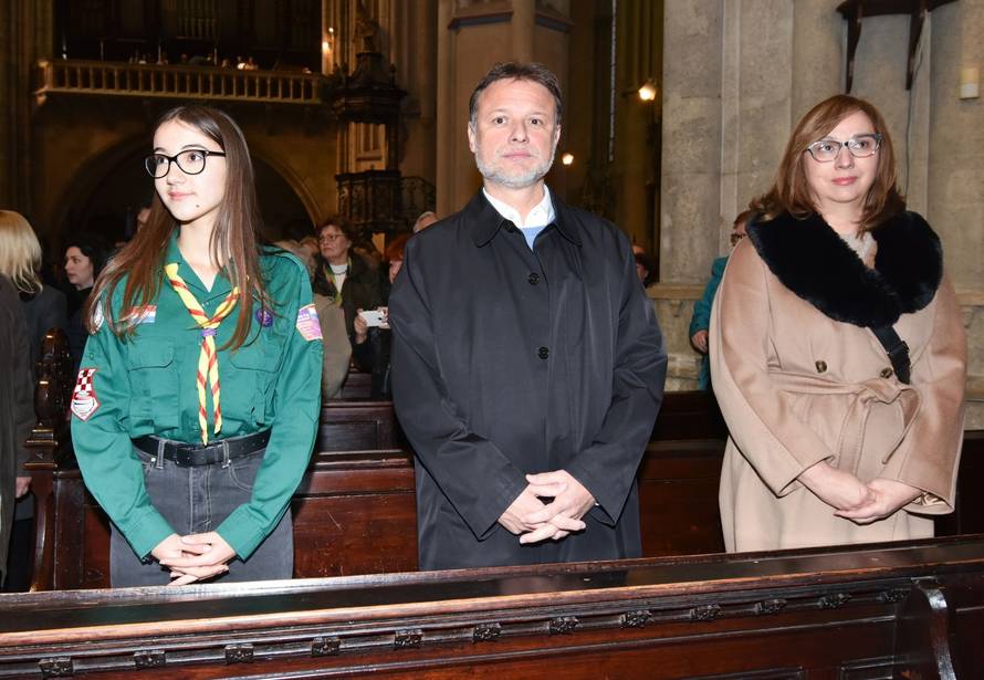 Zagreb: Unošenje Betlehemskog svjetla mira u katedralu