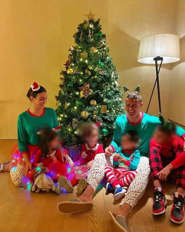 FOTO Kako se slavni nogometaši provode za Božić? Modrić s obitelji pozirao ispred bora...