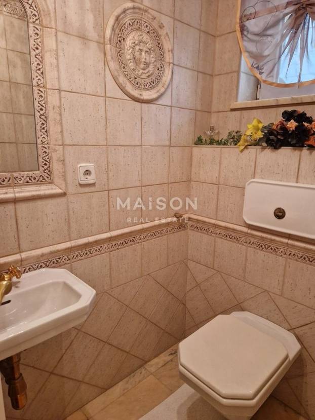 FOTO U Hrvatskoj se prodaje vila: Zlatna tuš kabina. Versace. I malo Valentina. Cijena? Sitnica