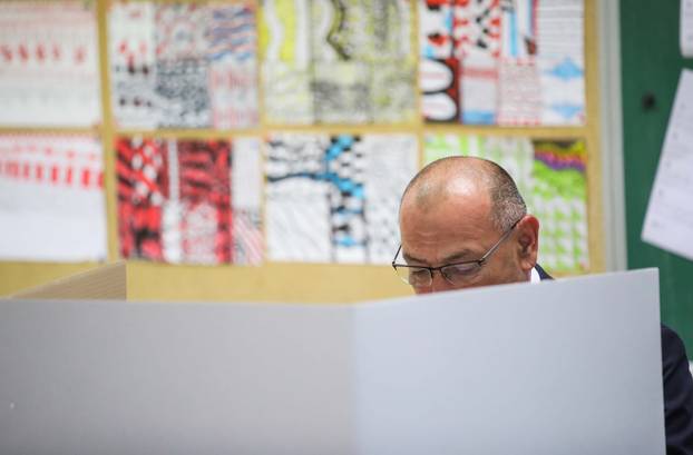 Zagreb: Ministar branitelja Tomo Medved glasovao na izborina za Europski parlament