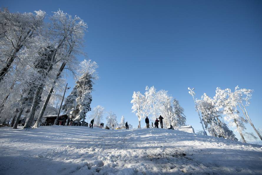 Zagreb: Dok je grad obavijen maglom, Sljeme je okupano suncem 