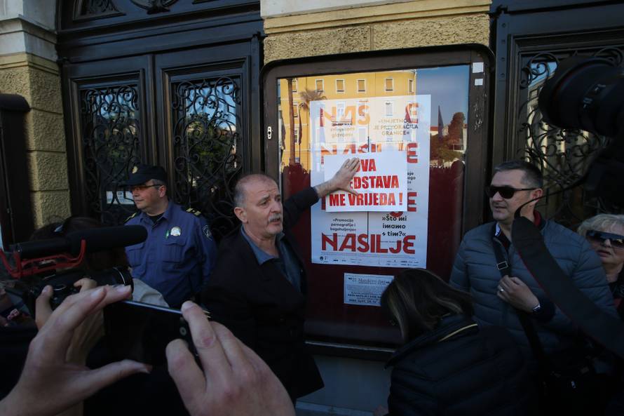 Policija izbacila HSP-ovce koji su ometali Frljićevu predstavu