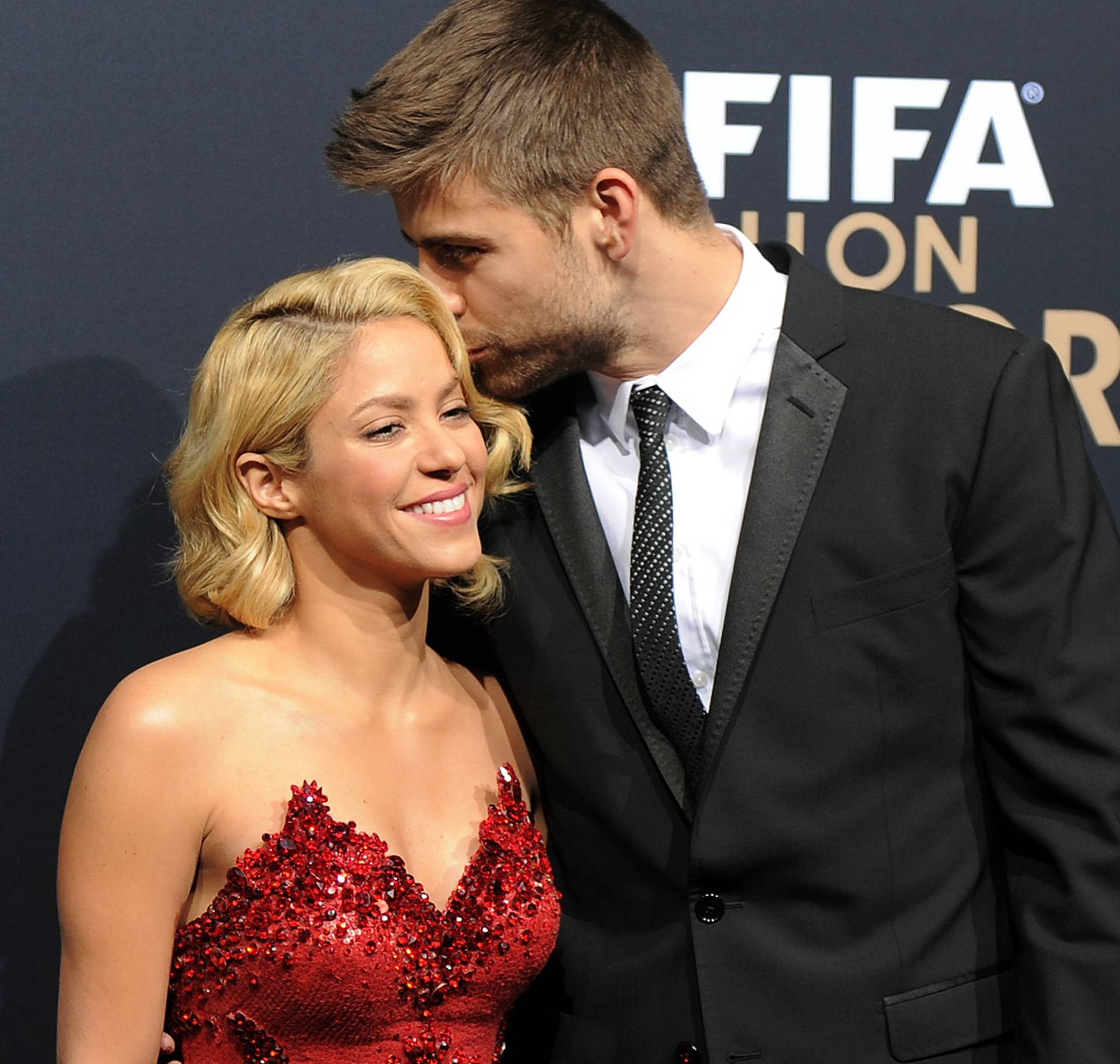Fussball International  FIFA Ballon d Or 2011: Gerard Pique (re, Barca) und Freundin  Shakira (Kolumbien)
