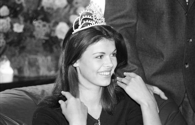 Zagreb: Povratak Anice Kovač s izbora za Miss svijeta gdje je okrunjena prvom pratiljom, 20.11.1995.