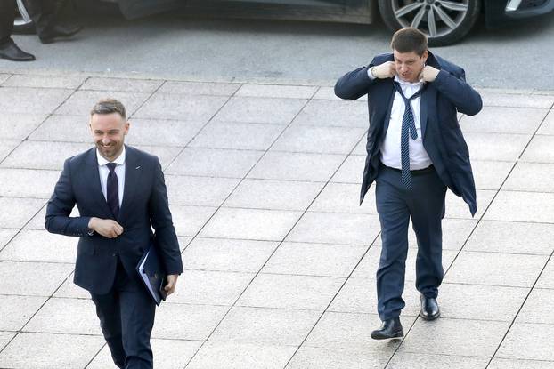 Zagreb: Ministar Butković veže kravatu u zadnji tren