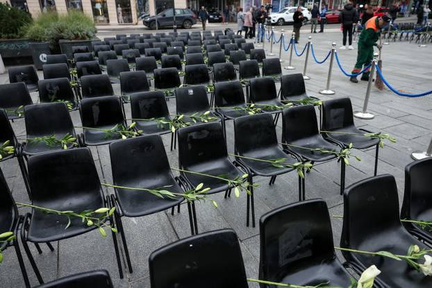 Sarajevo: Dolazak uzvanika na komemoraciju za Halida Bešlića u Narodno pozorište 