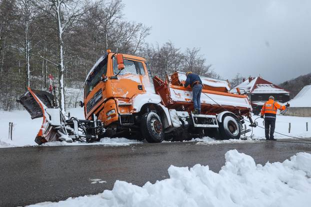Tijekom čišćenja ceste ralica je zapela u snijegu na Platku