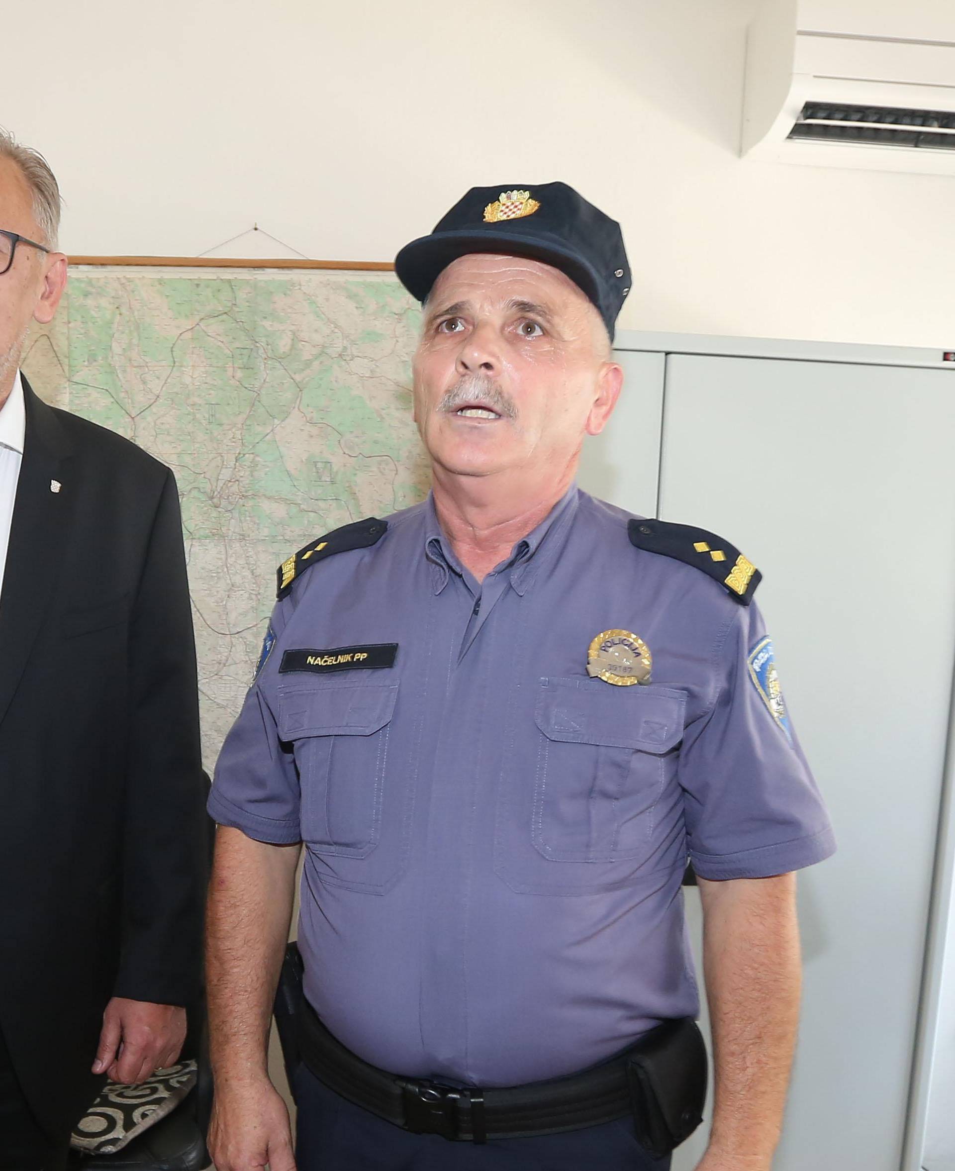 Ministar BoÅ¾inoviÄ u obilasku novoureÄenih prostorija Policijske postaje Knin