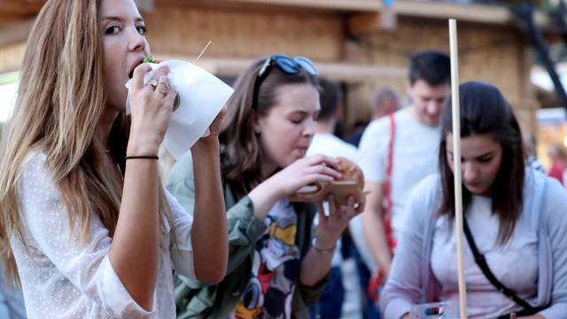 Zagreb: Na Strossmayerovom trgu poÄeo Zagreb Burger Festival