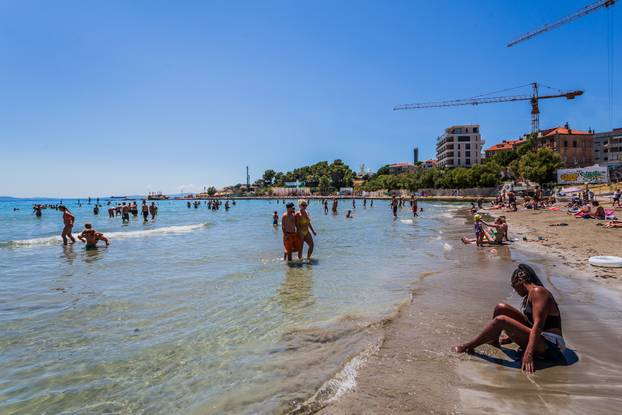 Split: Kupači na plaži Bačvice