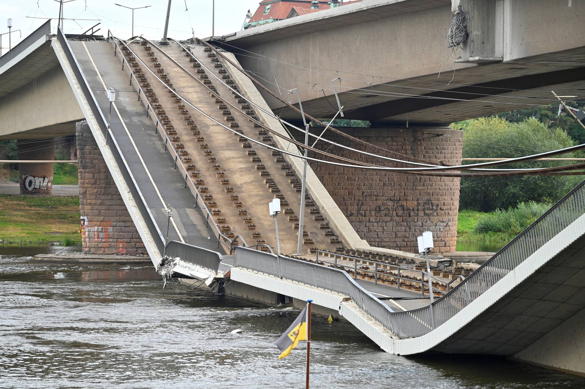 Parts of the Carola Bridge collapsed into the Elbe in Dresden