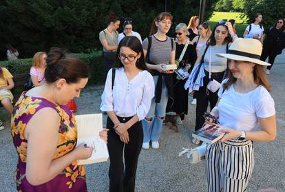 FOTO Julia Quinn, autorica hit serijala 'Bridgerton', družila se s fanovima u parku Maksimir