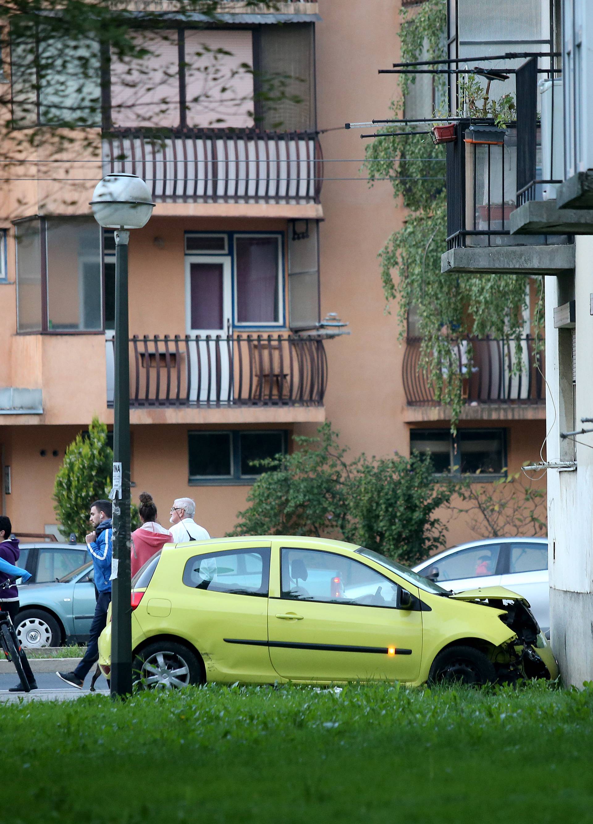 Sudar na križanju u Zagrebu: Automobil udario u zid zgrade