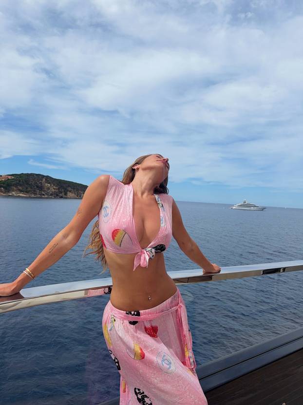 FOTO Atraktivna Stassie često pokazuje bujne obline, ali zbog jedne stvari na tijelu je požalila