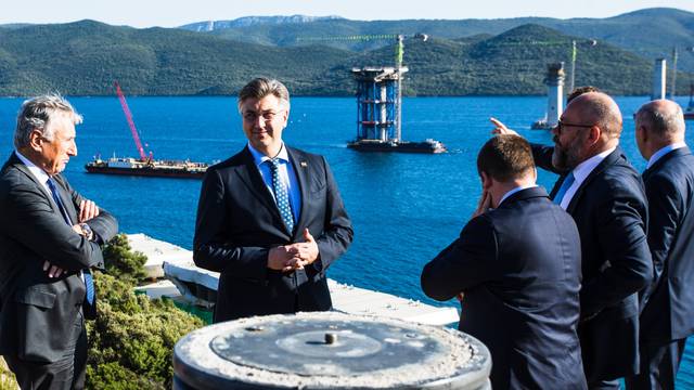 Predsjednik Vlade Andrej Plenković posjetio je gradilište Pelješkog mosta