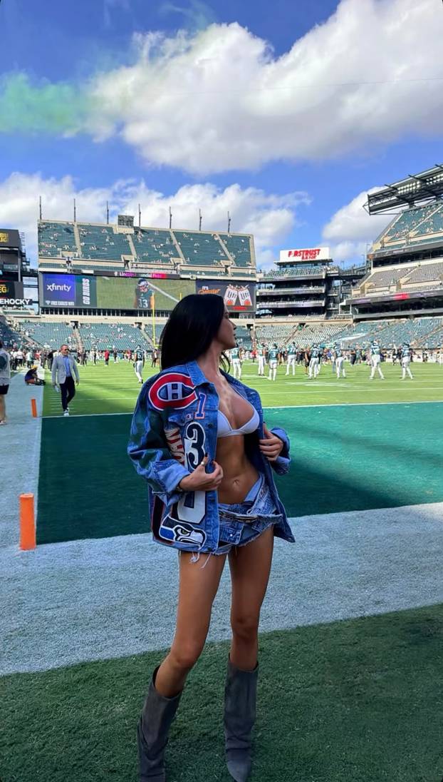 FOTO Knoll u grudnjaku i ultra kratkim hlačicama otišla na NFL utakmicu: 'Jedna je Knolldoll...'