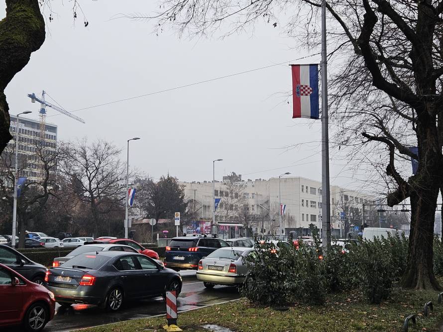 FOTO Pukla vodovodna cijev na raskrižju u Zagrebu: Evo tko je bez vode i kako voze tramvaji