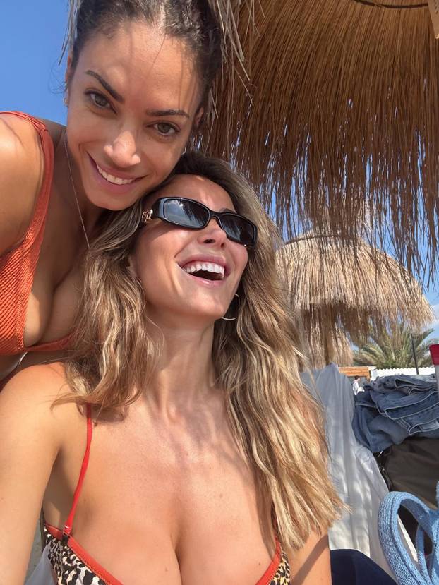 FOTO Vruće ljeto Dilette Leotte, nešto joj je provirilo u kostimu. Kolegica: Vulgarno se odijevaš