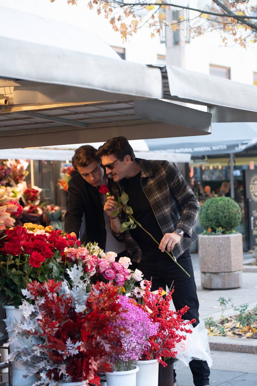 Za koga li su buketi? Marko i Nikola iz 'Divljih pčela' popili kavu pa kupili divno cvijeće