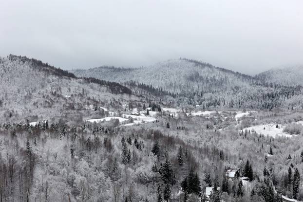 Snijeg je zabijelo Gorski Kotar 