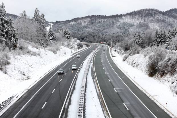 Snijeg je zabijelo Gorski Kotar 