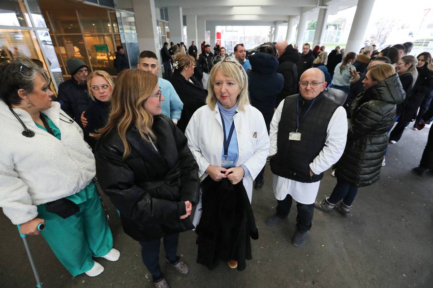 Zagreb: Prosvjed djelatnika KBC-a Rebro zbog nezadovoljstva zatvaranjem garaže