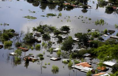 Više od 100.000 ljudi pobjeglo pred poplavama u J. Americi