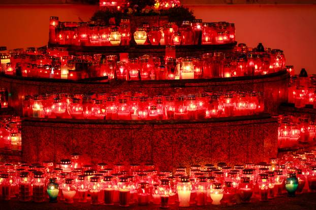 Zagreb: Trepet svijeća u sumrak na groblju Stenjevec na blagdan Svih svetih