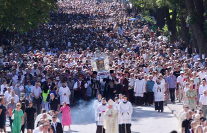 VIDEO Deseci tisuća ljudi stigli u Sinj, krenula je velika procesija