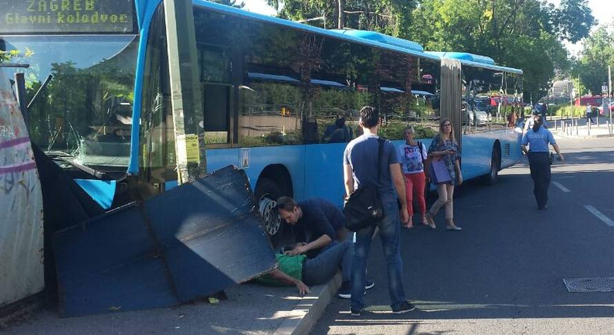 ZET-ov bus zabio se u ogradu: Četvero ljudi završilo u bolnici