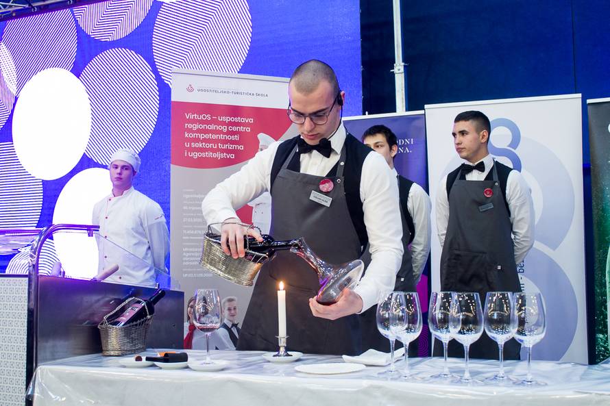 Učenici Ugostiteljsko-turističke škole Osijek prezentirali svoje vještine na WineOs sajmu