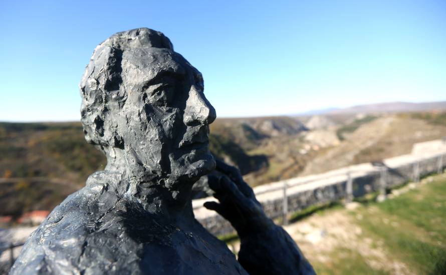 Knin: Spomenik prvom hrvatskom predsjedniku Franji TuÄmanu